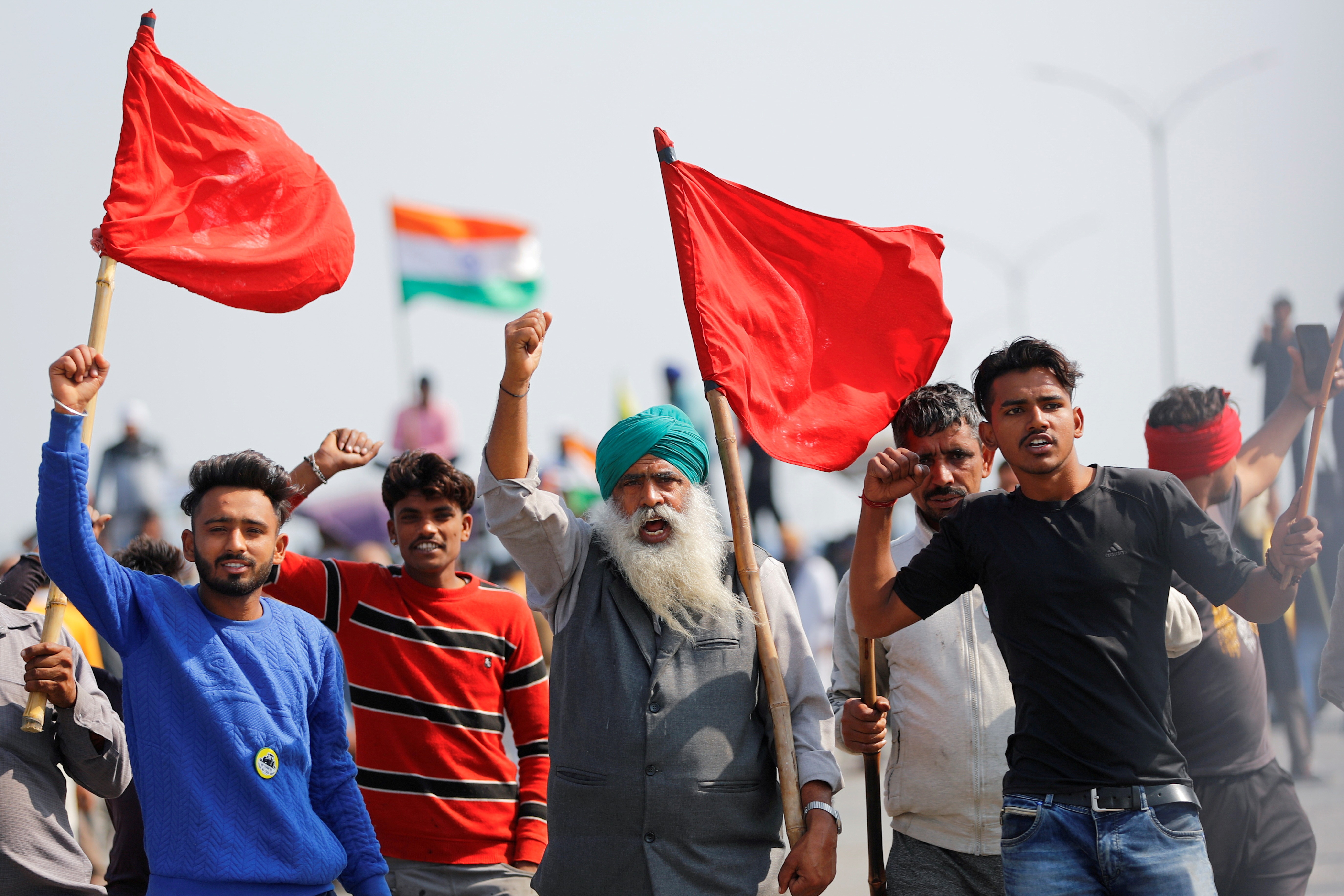 Agricultores indianos se organizam para continuarem protestos durante o período de colheita thumbnail