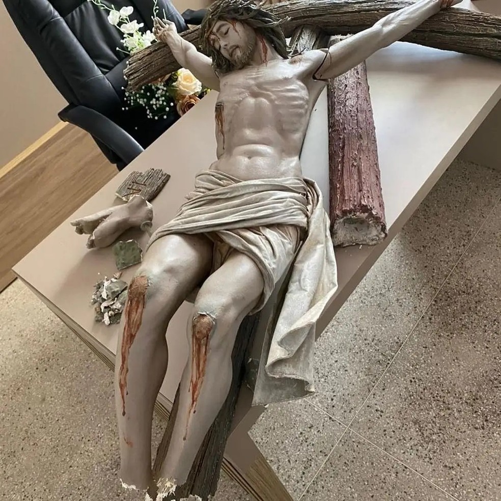 Imagem de Jesus crucificado quebrou ao ser derrubada por homem durante missa em Palmeira dos Índios, Alagoas — Foto: Redes sociais
