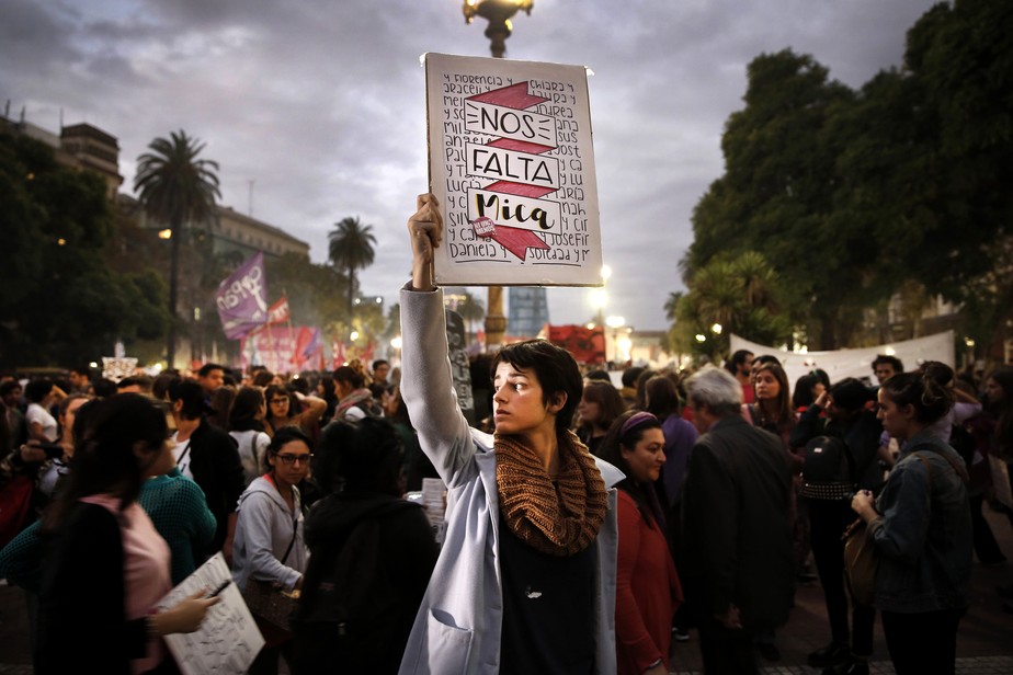 Mulheres participam de protesto do movimento 'Nenhuma a menos' na Praça de Maio, em Buenos Aires, Argentina