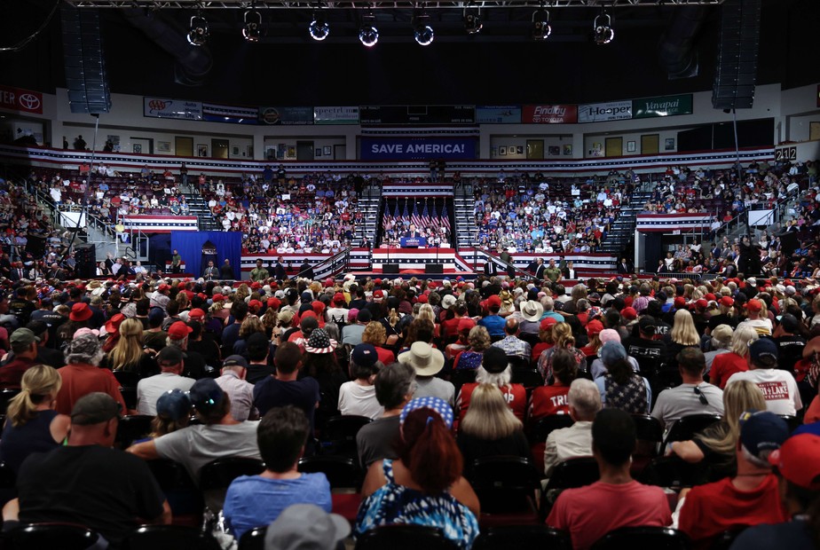 Ex-presidente Donald Trump fala com multidão de apoiadores republicanos em evento realizado para apoiar candidaturas do partido no Arizona na última sexta-feira
