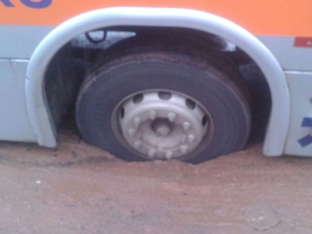 Uma das rodas do veículo afundou no asfalto (Foto: Aparecida da Silva / Divulgação)