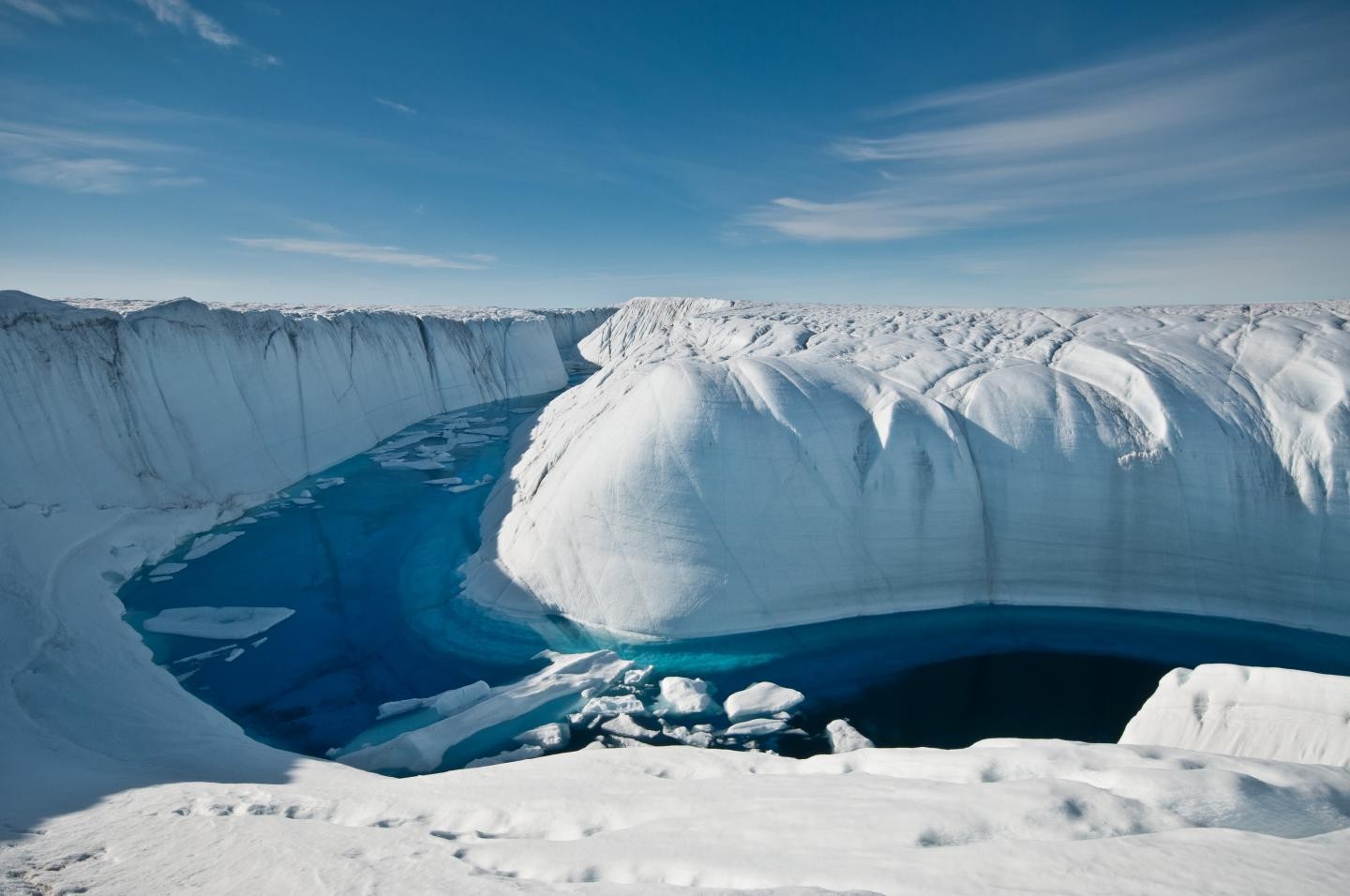 Gelo derretido passa por geleira na Groenlândia (Foto: Ian Joughin)