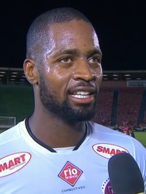 Dedé atua em jogo beneficente, diz que joelho está 100% e planeja voar