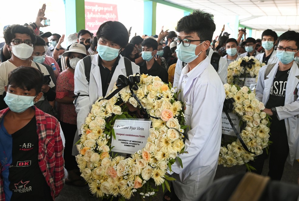 Pessoas homenageiam Khant Nyar Hein, estudante de medicina de 19 anos que foi baleado e morto por forças de segurança durante protesto na cidade de Yangon contra o golpe militar em Mianmar — Foto: Stringer/Reuters