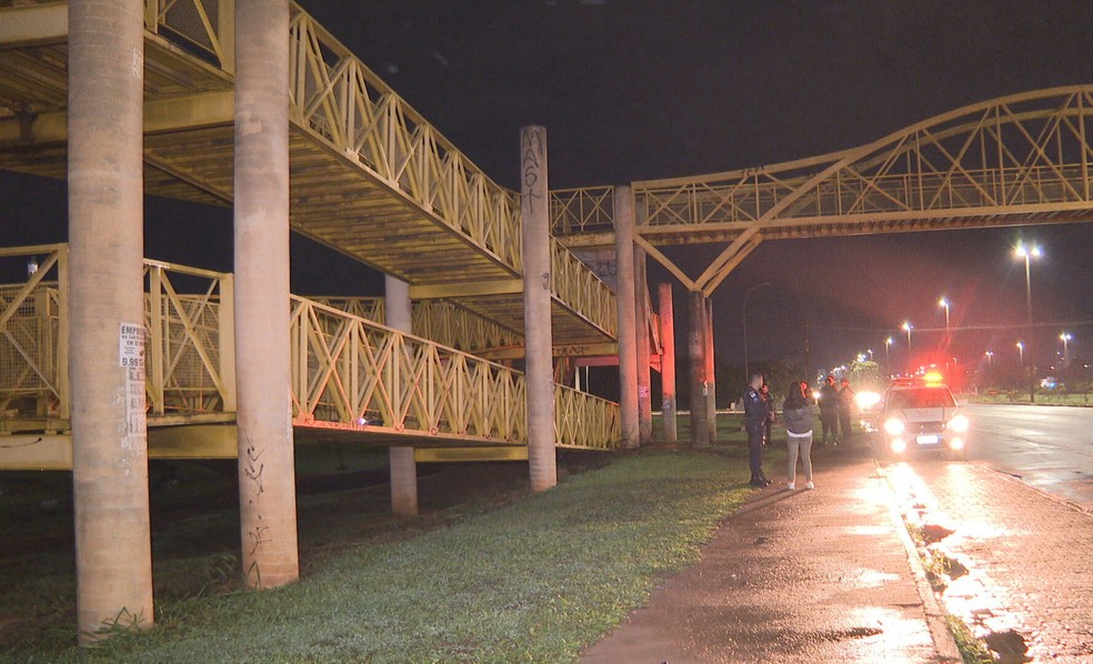 Crime ocorreu em passarela em Samambaia, no DF — Foto: TV Globo/Reprodução