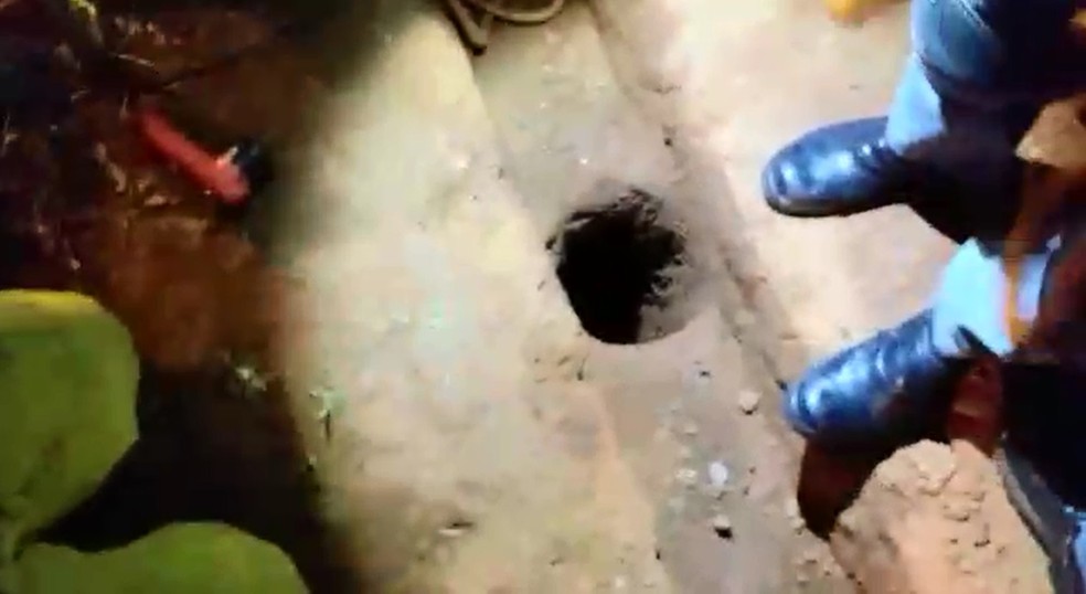 Criança caiu em buraco de construção de muro em condomínio em Itapetininga — Foto: Corpo de Bombeiros/Divulgação