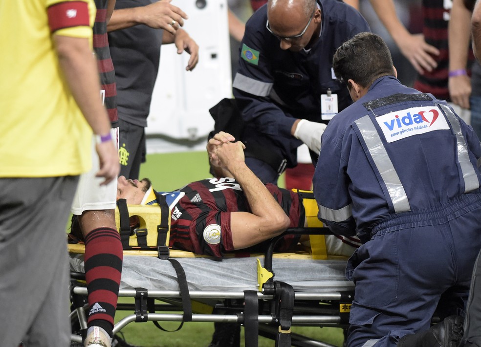 Rodrigo Caio deixou o Maracan� de ambul�ncia ap�s choque com Ded�, do Cruzeiro � Foto: Andr� Dur�o/GloboEsporte.com