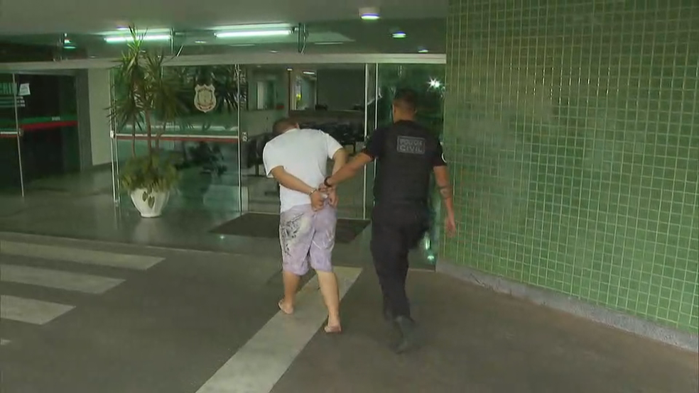 Preso na operação é levado para a sede da polícia (Foto: TV Globo/Reprodução)