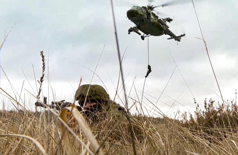 Rússia anuncia novas retiradas de militares; Putin vai ver exercícios de lançamento de armas nucleares