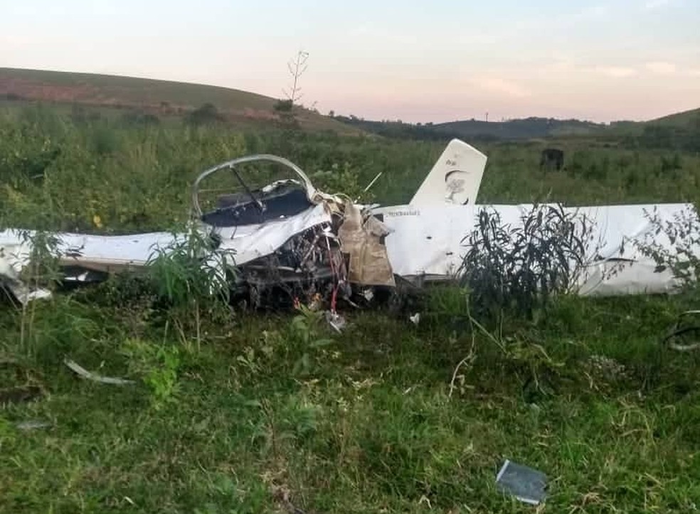 Avião caiu com dois ocupantes em Visconde do Rio Branco — Foto: Web TV Minas/Reprodução