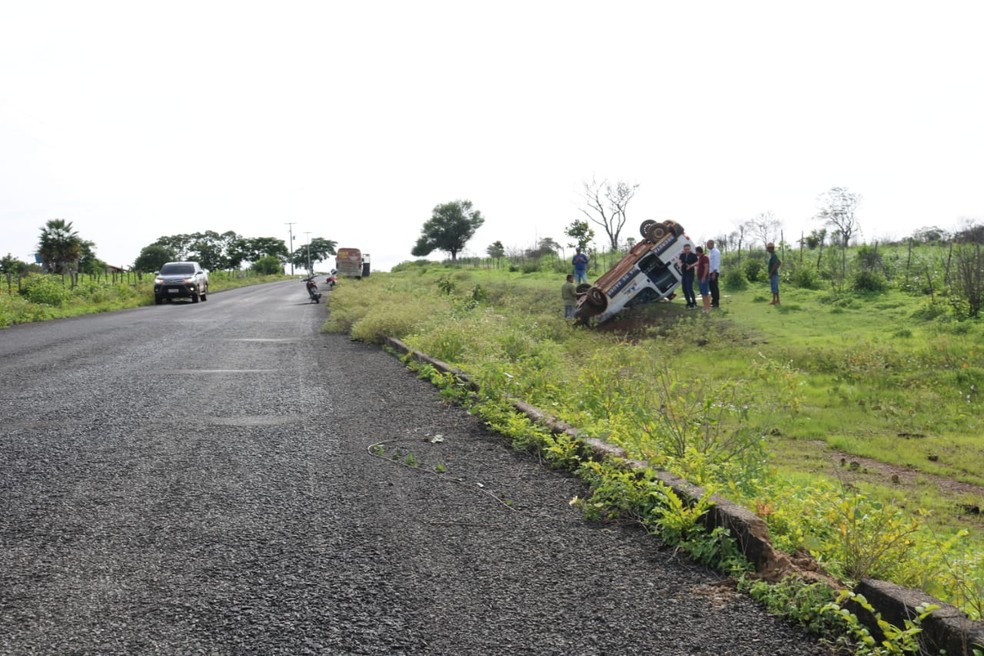 Motorista fica ferido após capotamento de ambulância na PI-323 — Foto: Elvis Presley 