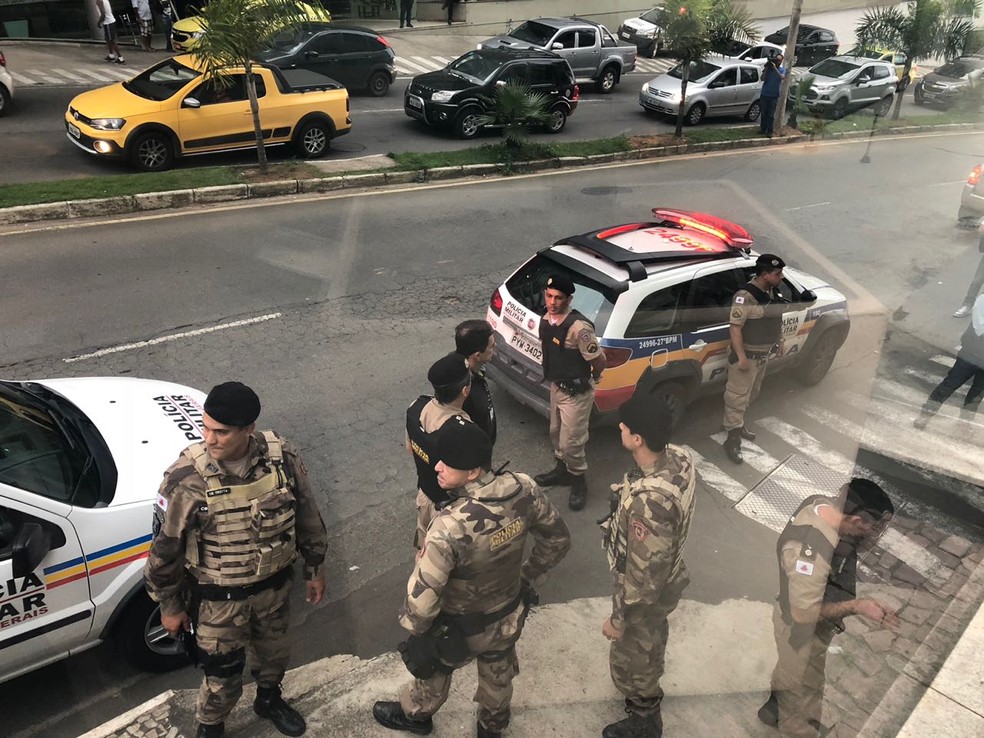 PMs atendem ocorrÃªncia envolvendo policiais civis no Hospital Monte Sinai em Juiz de Fora â€” Foto: Ana Paula Cruzeiro/G1