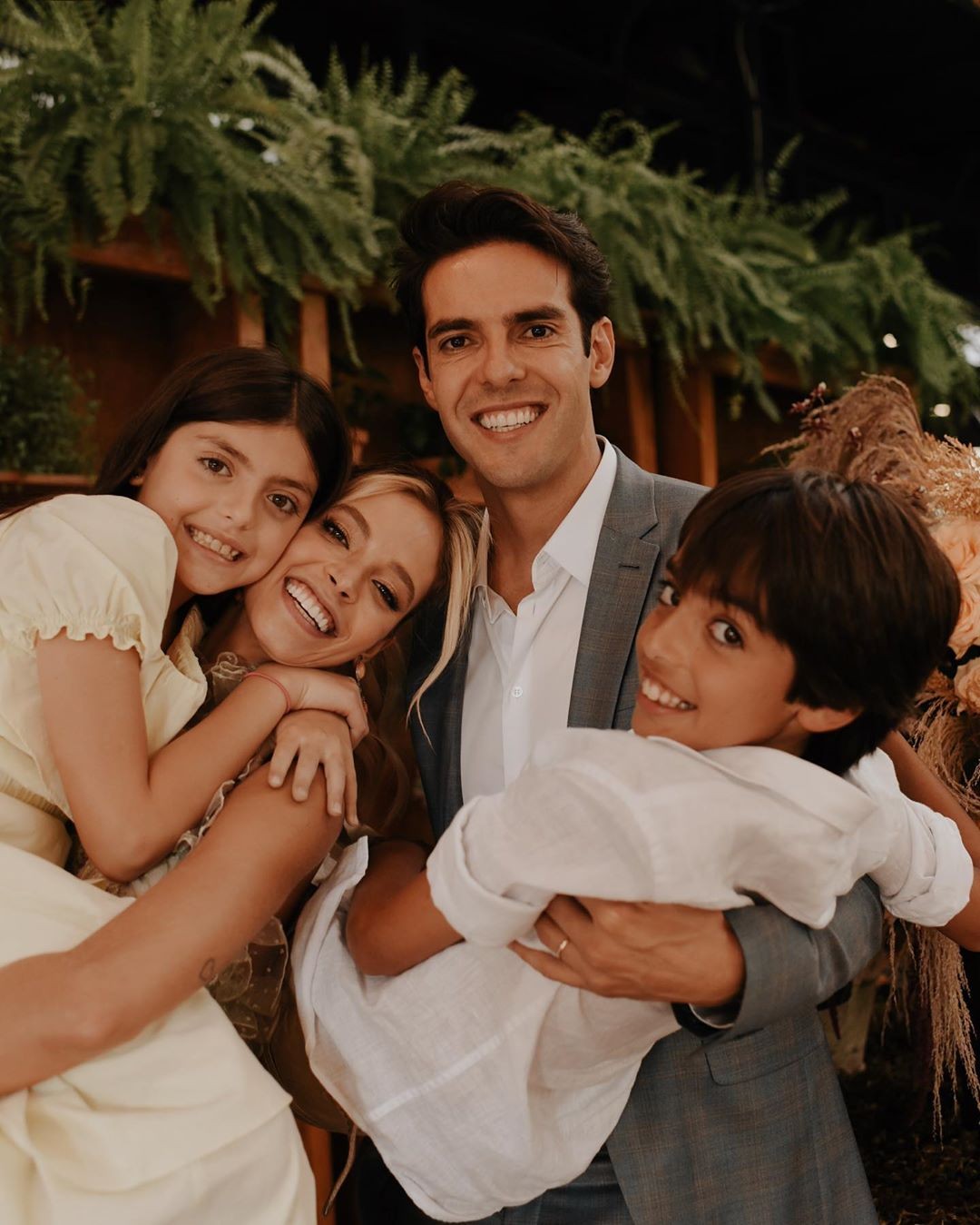 Kaká com Carol Dias e os filhos (Foto: Reprodução)