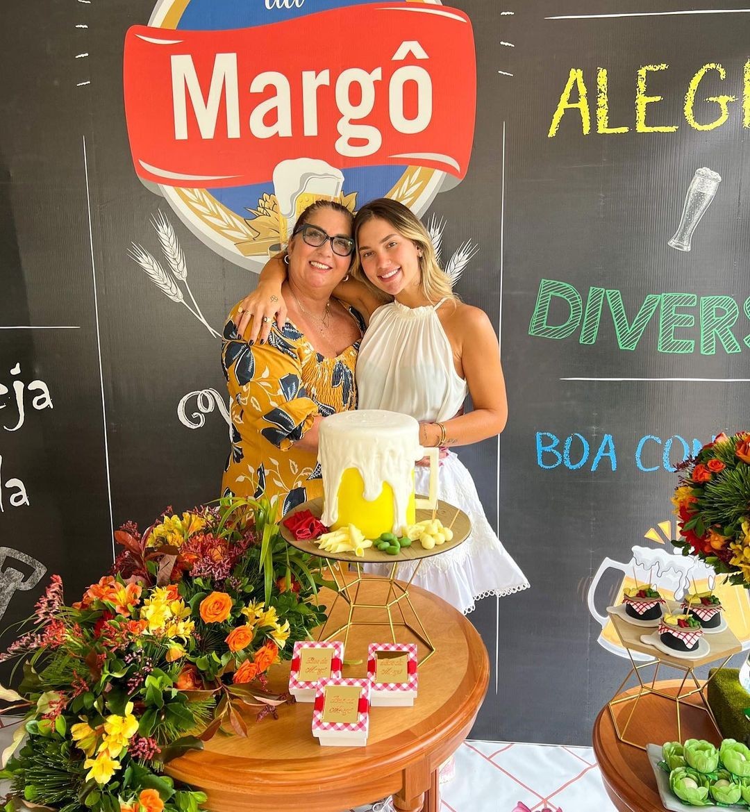 Virgínia Fonseca e a mãe, Margareth Serrão, posam juntas no aniversário da segunda (Foto: Reprodução Instagram)