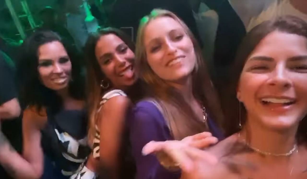 Anitta dança muito em show na Itália com amigos  (Foto: Reprodução)