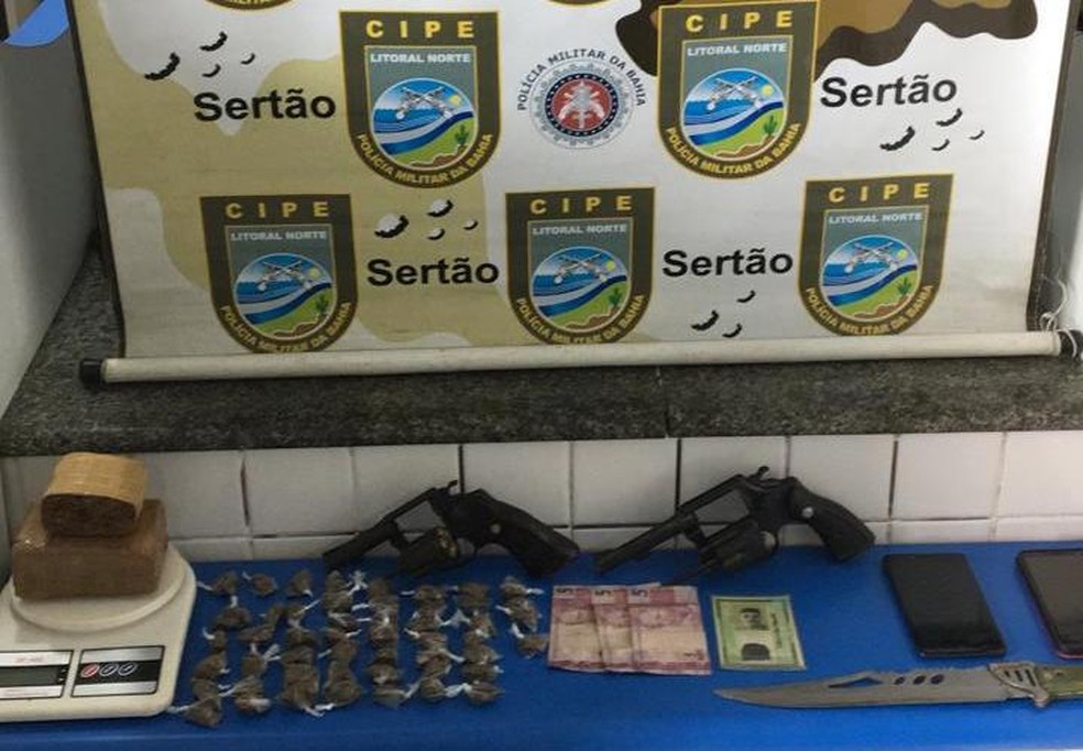 Armas e drogas foram apreendidas com os dois suspeitos na Bahia  — Foto: Divulgação/SSP