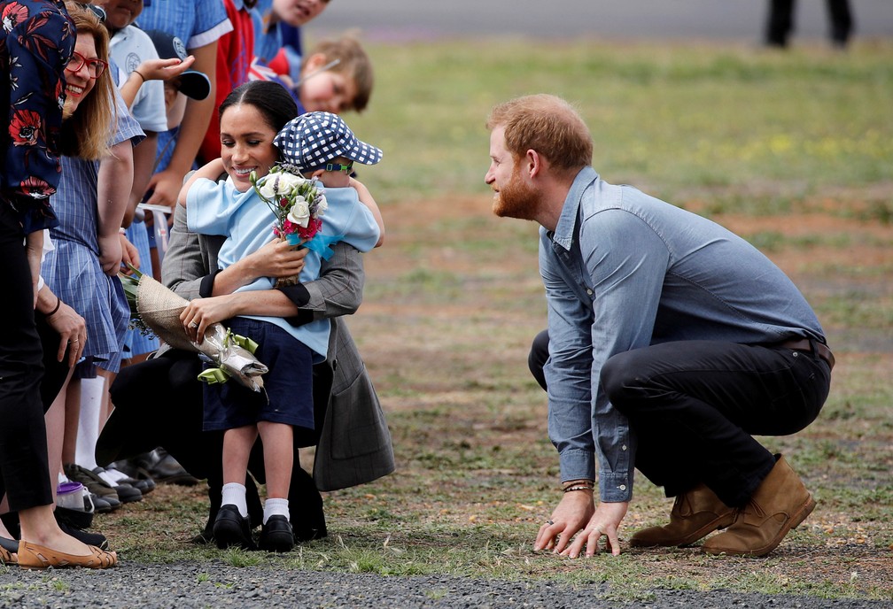 Meghan Markle ganha abraço de menino de 5 anos durante visita a Dubbo, na Austrália — Foto: Phil Noble/Reuters