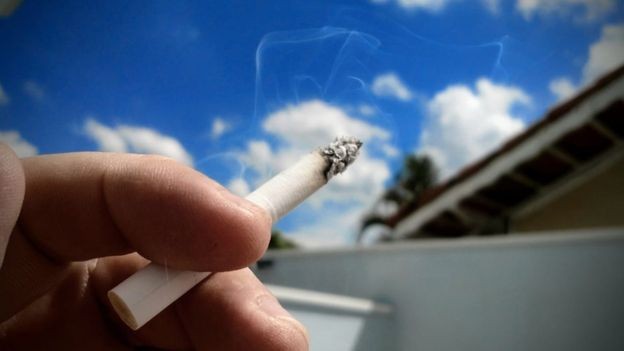 BBC: Diferentemente do cigarro tradicional, o cigarro eletrônico não queima tabaco (Foto: GETTY IMAGES VIA BBC)