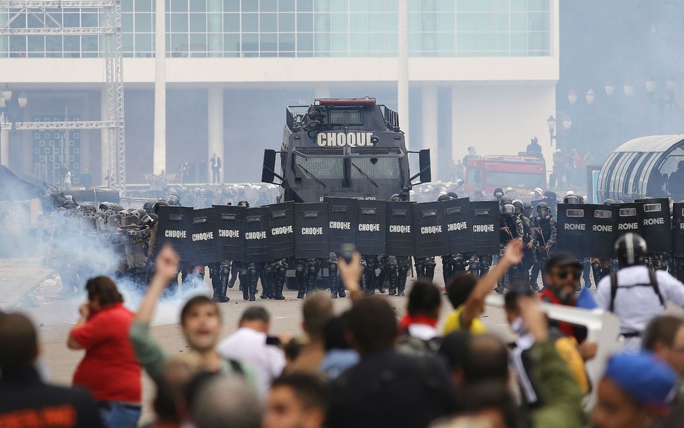 Manifestantes e Tropa de Choque entraram em confronto — Foto: Giuliano Gomes/Agência PRPRESS