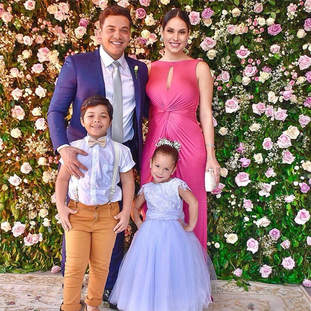 Wesley Safadão posa com a mulher (grávida) e os filhos (Foto: Reprodução/Instagram)