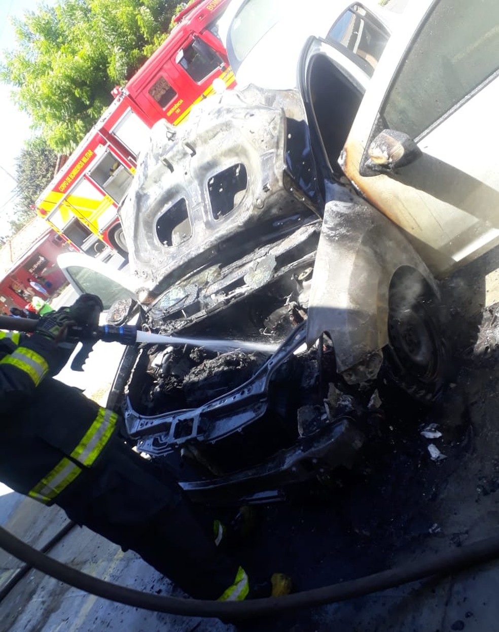 Parte frontal do veículo foi destruída pelas chamas — Foto: Reprodução