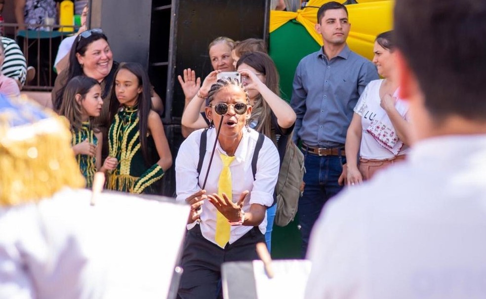 Nívea dos Santos em ação como regente da banda municipal de Echaporã — Foto: Arquivo pessoal