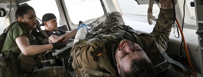 Soldado ucraniano ferido é levado da linha de frente perto de Bakhmut — Foto: ARIS MESSINIS/AFP