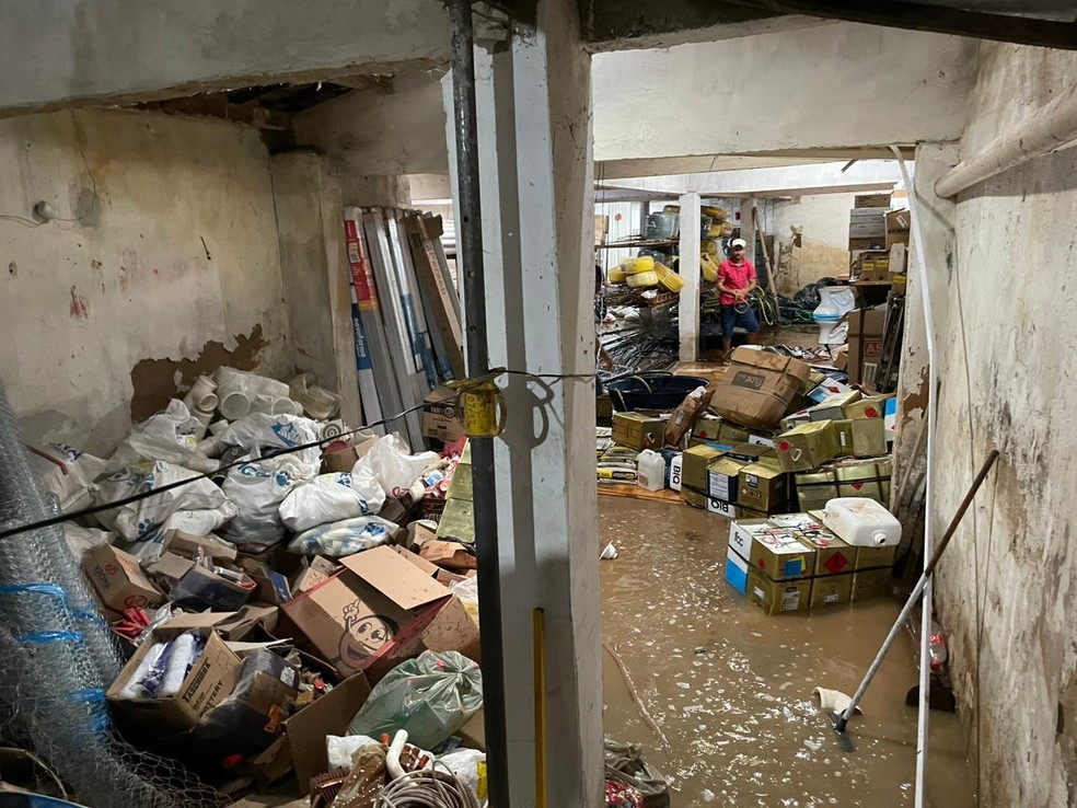 Barragem de açude rompe e água invade casas e comércios em Farias Brito — Foto: Edson Freitas/SVM