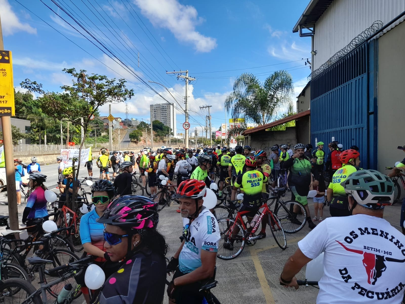 Ciclistas fazem manifestação pedindo mais segurança no trânsito