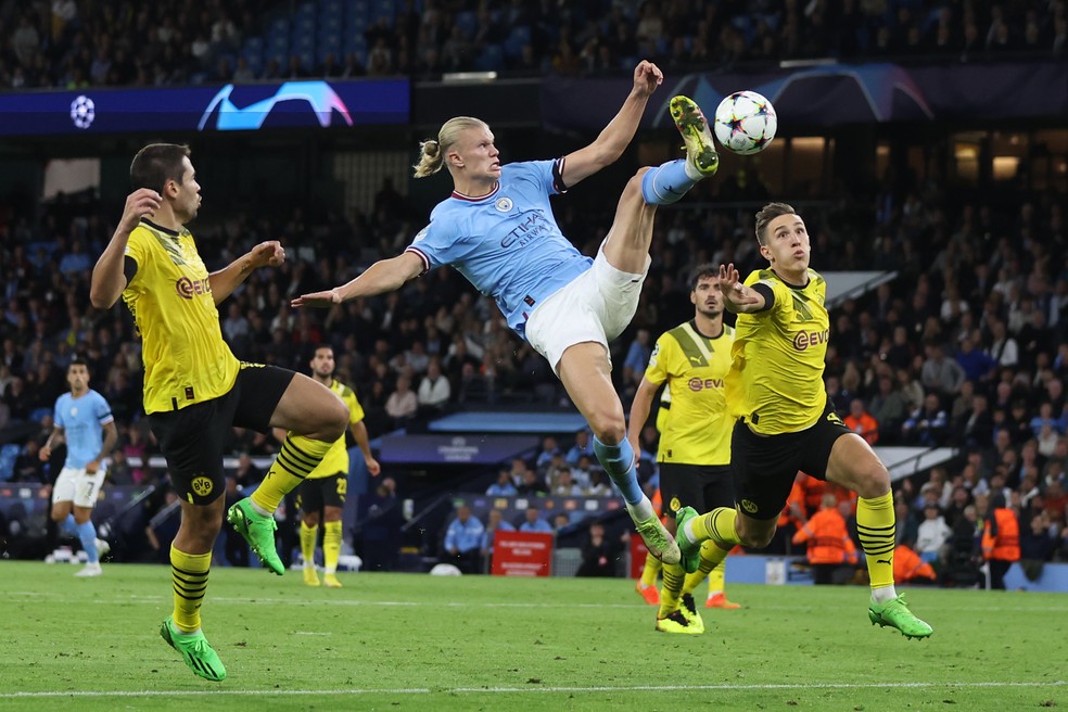 Haaland dá voadora e vira o jogo para o Manchester City diante do Borussia Dortmund — Foto: Marc Atkins/Getty Images