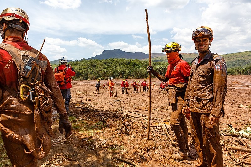 Trabalhadores que foram até Brumadinho (MG) também podem sofrer com doenças do coração por causa dos metais pesados (Foto: Diego Baravelli/Wikimedia Commons)