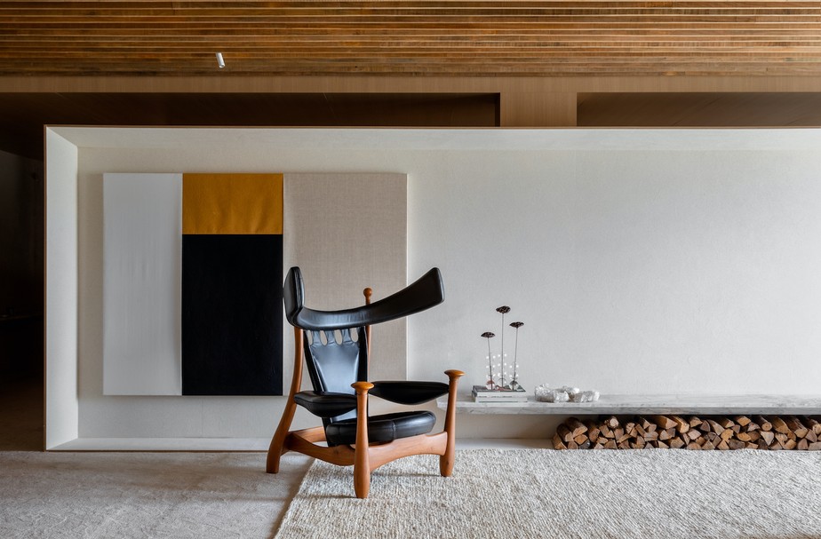 Imponente, a poltrona 'Chifruda' se destaca na composição minimalista do living. Projeto do escritório Osvaldo Segundo & Arquitetos Associados