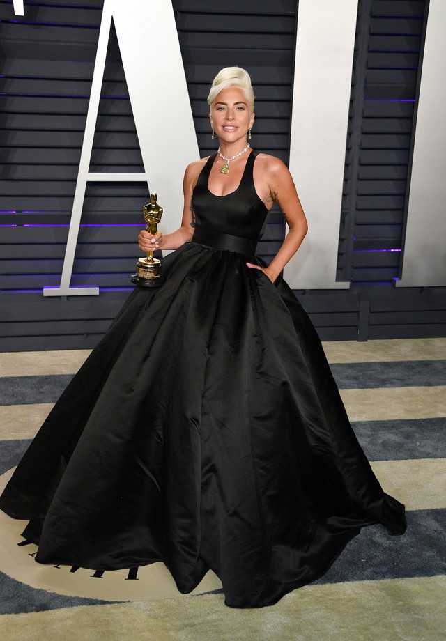 Lady Gaga de Brandon Maxwell na festa pós-Oscar da Vanity Fair (Foto: Getty Images)