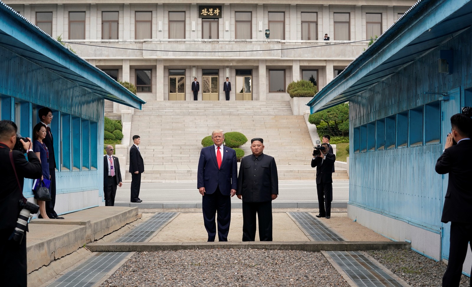 Passo histórico. Trump e o líder norte-coreano, Kim Jong-un, se encontram na fronteira entre as duas Coreias, na Zona Desmilitarizada. Trump foi o primeiro presidente americano a entrar na Coreia do Norte, em junho do ano passadoReuters - 30/06/2019
