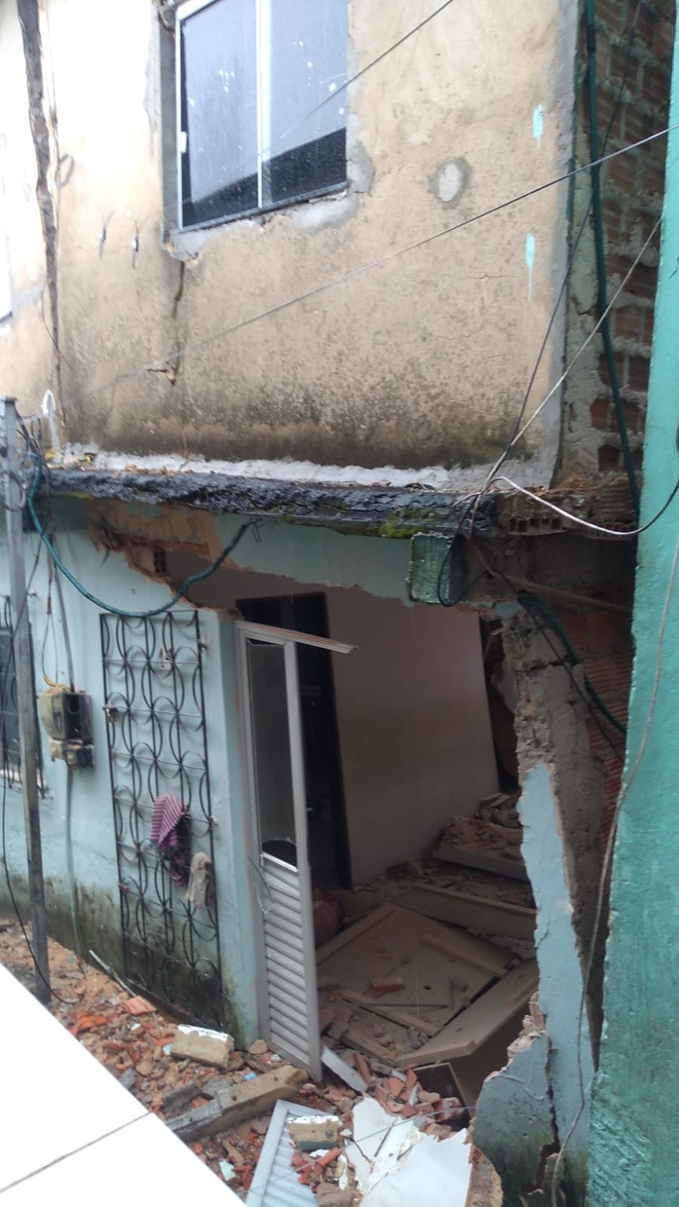 Imóveis desabam e apresentam rachaduras no bairro de Plataforma — Foto: Rildo de Jesus/TV Bahia