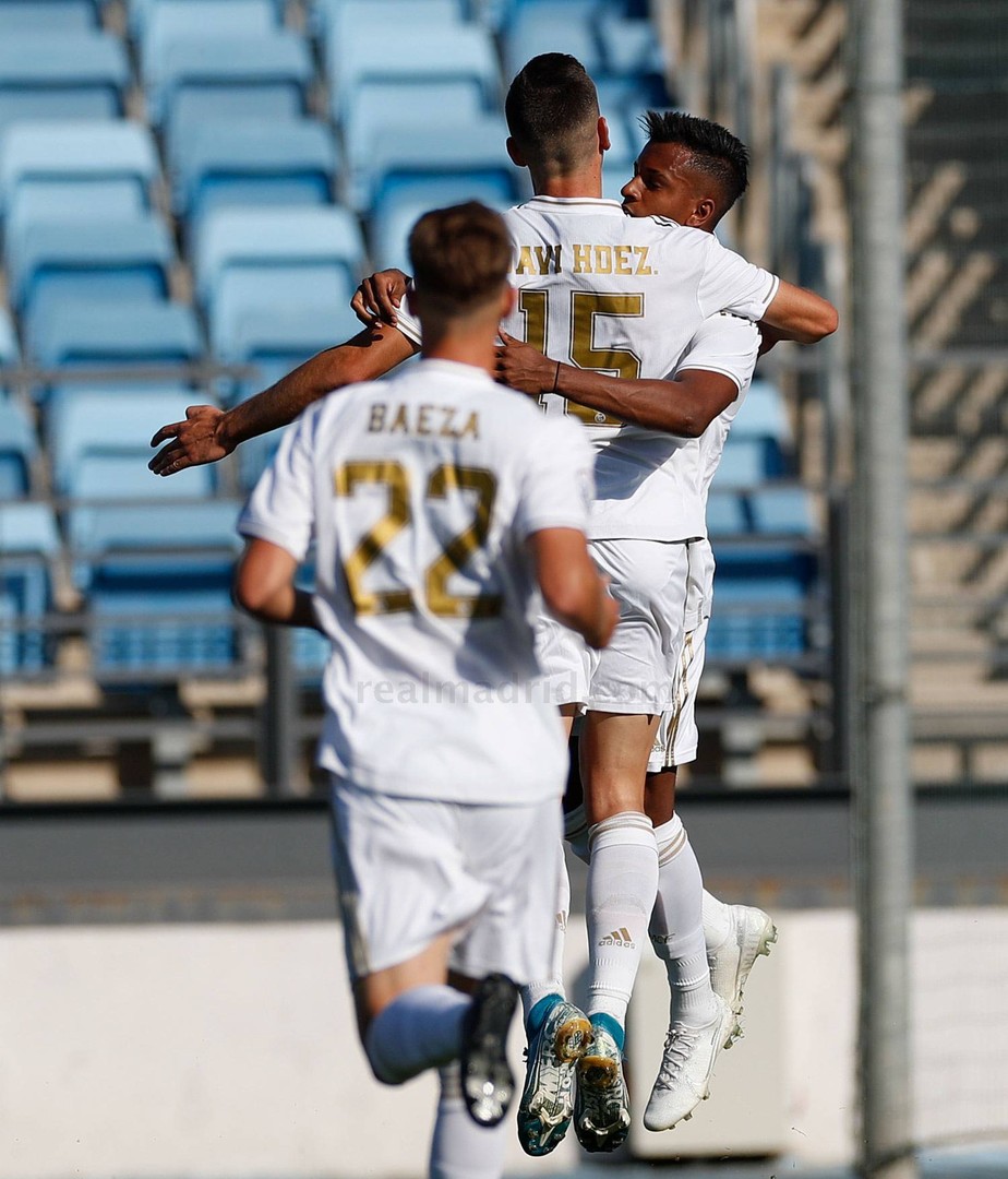 Apos Estreia No Time Principal Rodrygo Joga E Faz Golaco Em