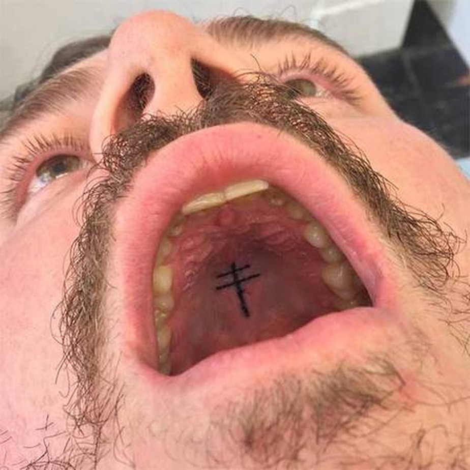 Post Malone tem tatuagem no céu da boca