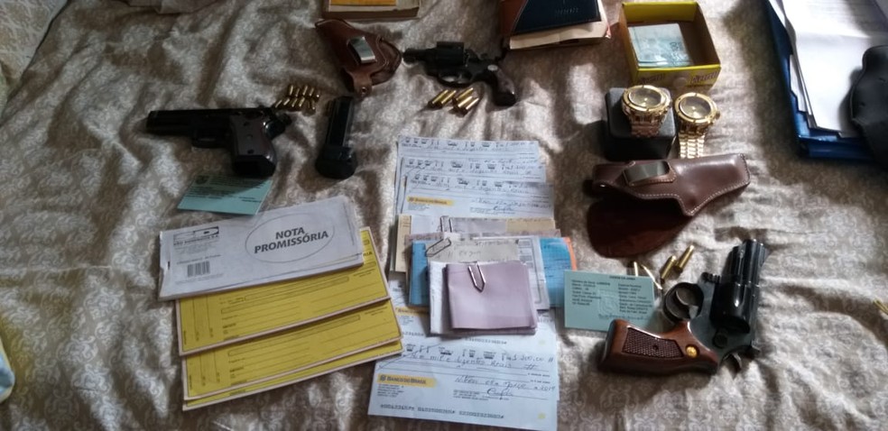 Armas, relógios e tabelas de cobrança foram encontradas na residência do PM reformado em Maricá — Foto: Reprodução/Arquivo Pessoal