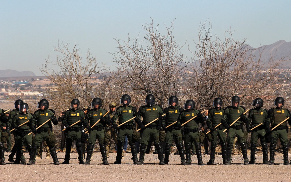 Agentes da Patrulha de Fronteira, Imigração e Fiscalização Aduaneira (ICE, na sigla em inglês) e da Alfândega e Proteção de Fronteiras (CBP, na sigla em inglês), participam de exercício de simulação em Sunland Park, Novo México, perto da fronteira com Ciudad Juarez, no México, em 31 de janeiro — Foto: Herika Martinez/AFP