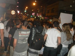 Jovens saíram às ruas de Viçosa, na Zona da Mata, nesta segunda-feira (17). (Foto: Virgílio Neto Junior/ VC no G1)