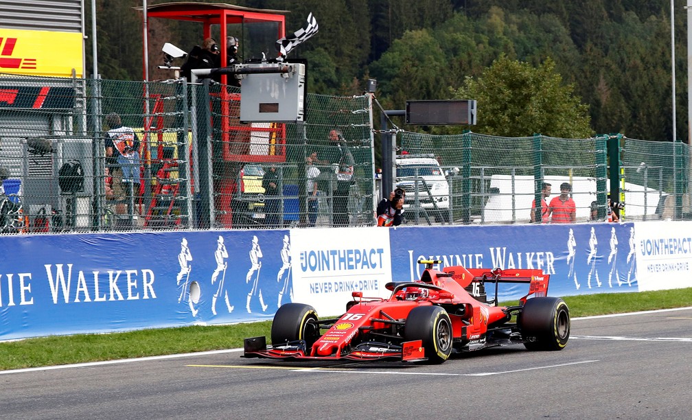 Charles Leclerc cruza a linha de chegada para vencer pela primeira vez na F1 â€” Foto: Reuters