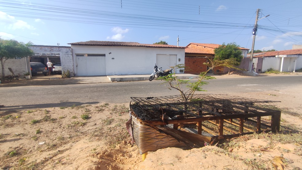 Irmãos dormiam no quarto que incendiou. Cama e colchão foram retirados de casa.  — Foto: Felipe Cruz/TV Clube