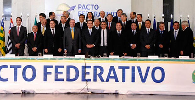 O presidente do Senado, Renan Calheiros (ao centro), posa para foto com governadores (Foto: Marcos Oliveira / Agência Senado)