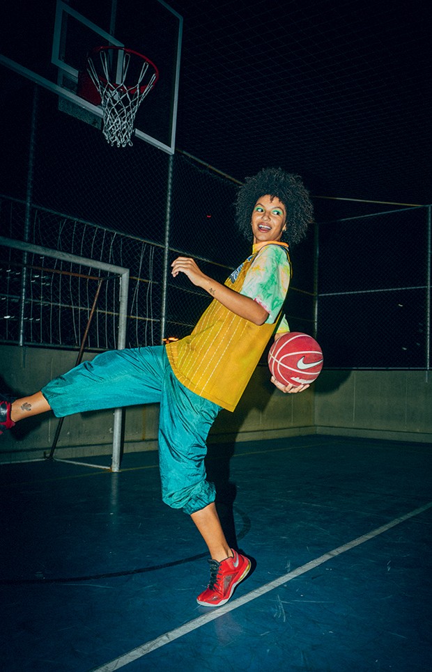 Foto Um grupo de pessoas jogando basquete – Imagem de Basquete