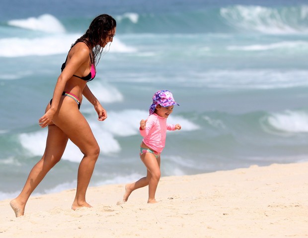 Débora Nascimento e a filha, Bella, na praia da  Barra da Tijuca (Foto: Dilson Silva/AgNews)