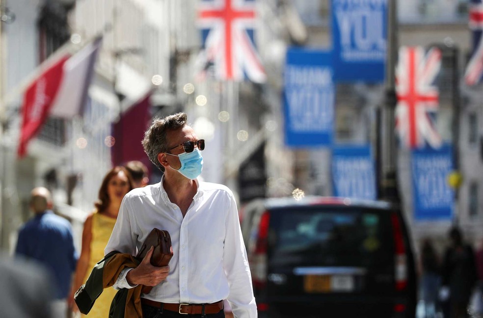 Homem de máscara caminha pela Old Bond Street em Londres — Foto: Simon Dawson/Reuters