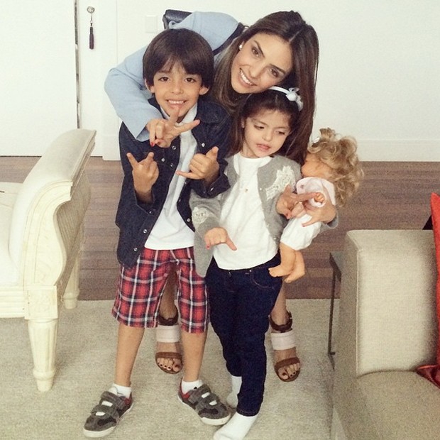 Carol Celico com os filhos Luca e Isabella (Foto: Reprodução / Instagram)