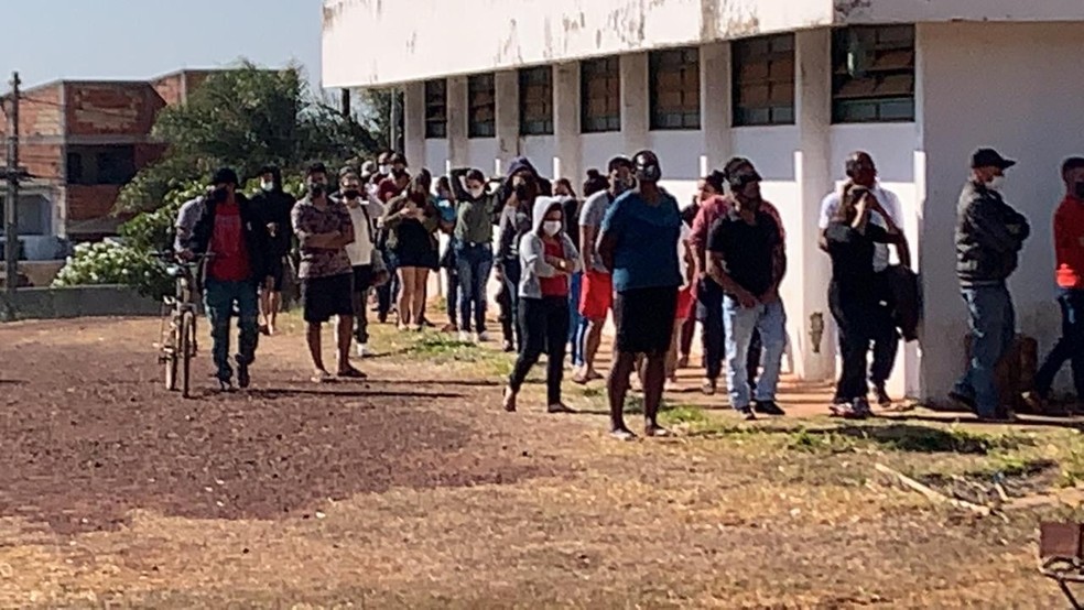 Pessoas sem distanciamento social em fila de vacinação de São Sebastião, no DF — Foto: Camila Guimarães/TV Globo