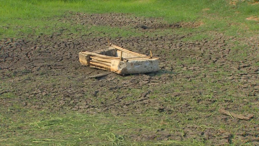 Represa secou totalmente em propriedade rural do interior de São Paulo — Foto: Reprodução/TV TEM 