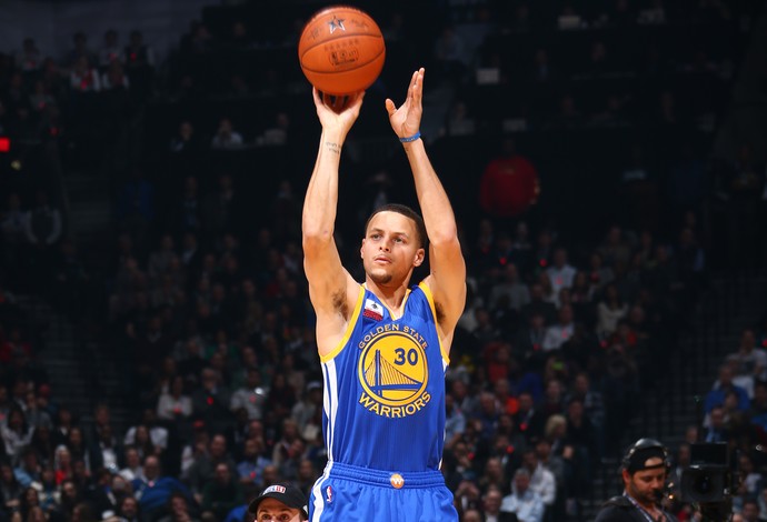 Stephen Curry anota 50 pontos e estabelece novo recorde na NBA
